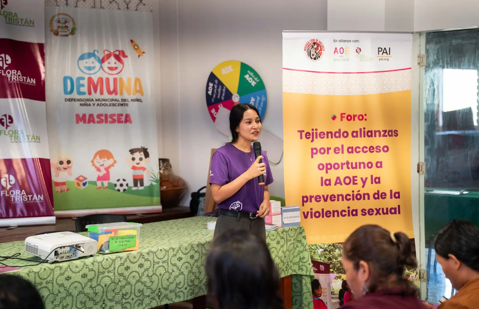 An Acceso coalition facilitator presenting at an adolescent health workshop