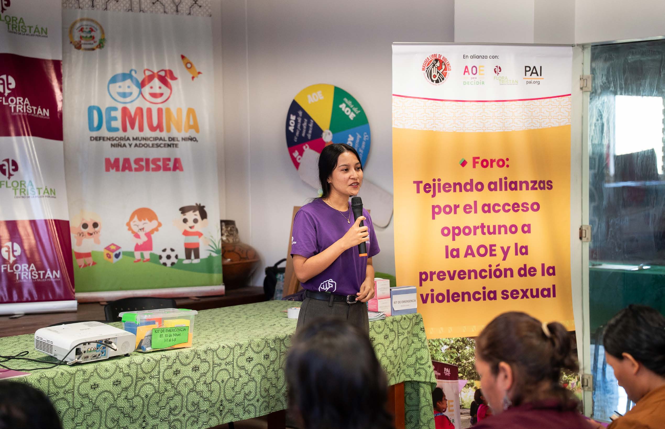 An Acceso coalition facilitator presenting at an adolescent health workshop